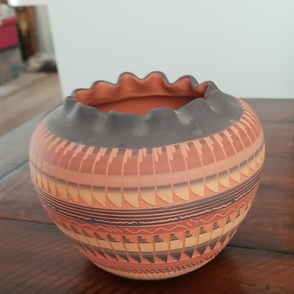 Navajo Native American Pottery Signed Vase - Picture 2 of 4